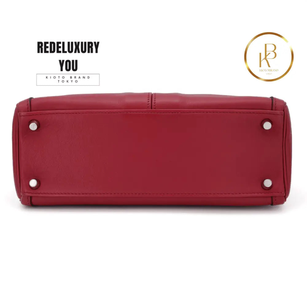 Kelly Lakis 28 Ruby Swift